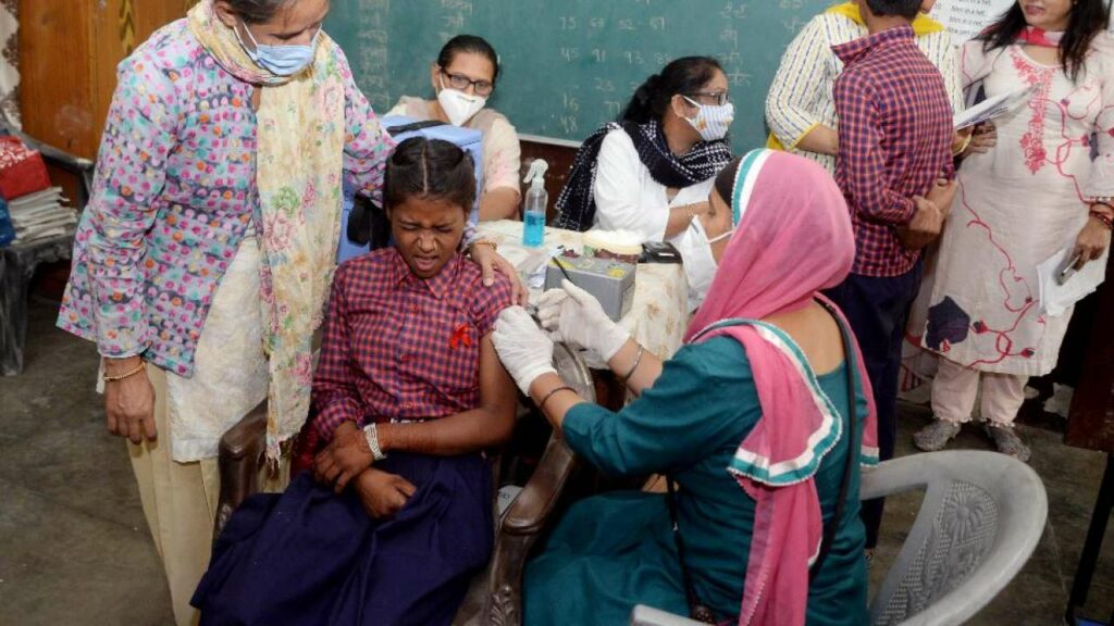#Vaccine: இந்தியாவில் நேற்று ஒரே நாளில் 8,34,167 டோஸ் கொரோனா தடுப்பூசி செலுத்தப்பட்டுள்ளது…!
