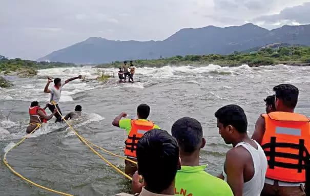 ஆபத்தில் தள்ளிய செல்ஃபி மோகம்..! கரைபுரண்டு ஓடும் காவிரி வெள்ளத்தில் சிக்கிய 3 இளைஞர்கள்..!