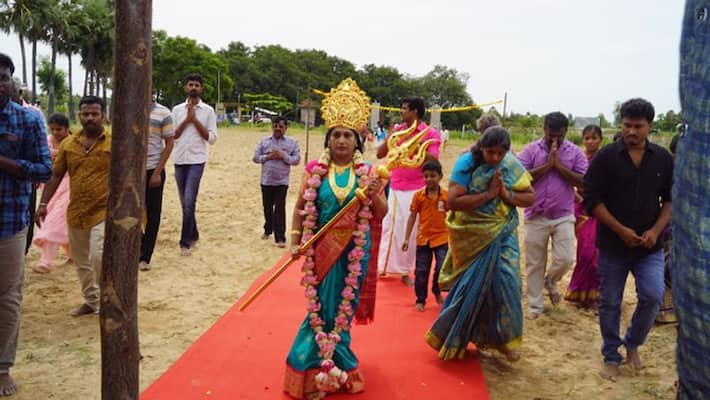 தலையில் கிரீடம் கையில் சூலம்..! பக்தர்களுக்கு ஆசி வழங்கிய அன்னபூரணி..!