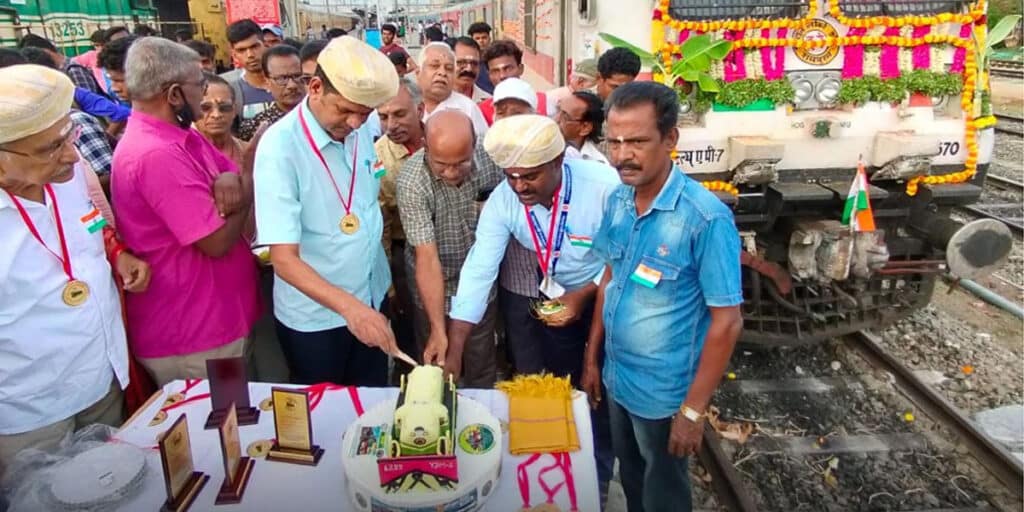 ’45-வது பிறந்தநாளை கொண்டாடிய வைகை எக்ஸ்பிரஸ்’..! ஊழியர்கள் கேக் வெட்டி மகிழ்ச்சி..!