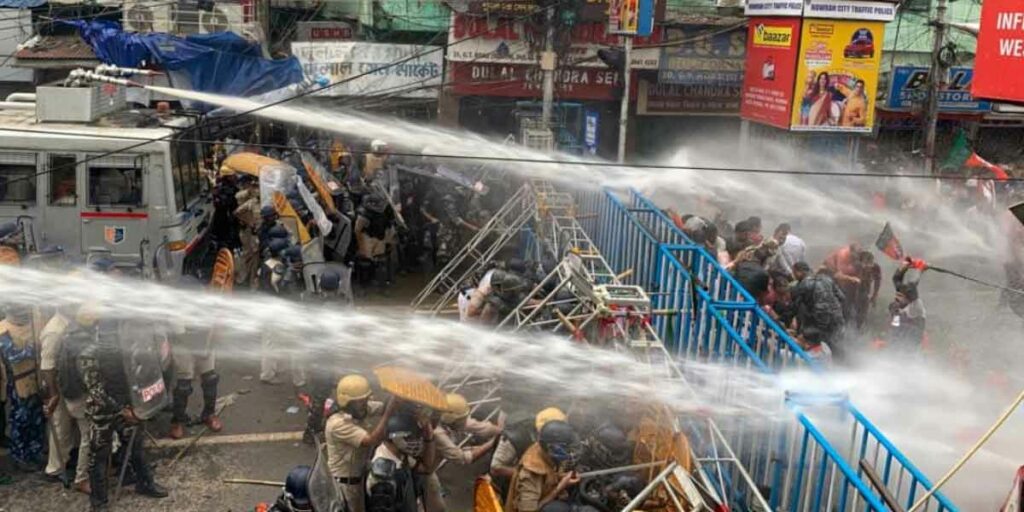 கொல்கத்தாவில் வன்முறை..! காவல் உதவி ஆணையரை கடுமையாக தாக்கிய பாஜகவினர்..! அதிர்ச்சி வீடியோ