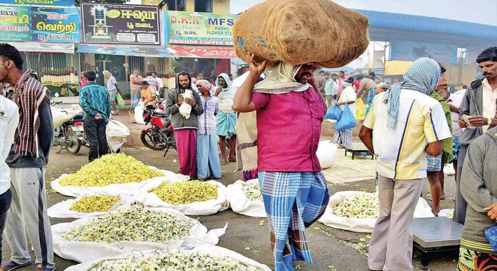 அடேங்கப்பா..!! கிடுகிடுவென உயர்ந்த பூக்களின் விலை..!! ஒரு கிலோ இவ்வளவா..? அதிர்ச்சியில் பொதுமக்கள்..!!