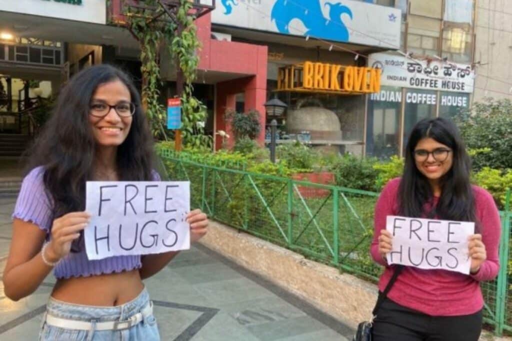 Free Hugs..!! கவனம் ஈர்த்த கல்லூரி மாணவிகளின் ’கட்டிப்பிடி’ வைத்தியம்..!! ஒரு மணி நேரத்தில் 100 பேர்..!!