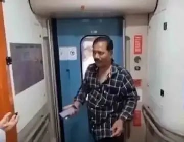 ’சார் நான் வேணும்னு பண்ணல சார்’..!! புகைப்படம் எடுப்பதற்காக ரயிலில் ஏறியவரின் பரிதாப நிலை..!!