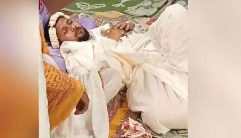 மது அருந்திவிட்டு மணமேடையில் மடியில் சாய்ந்த மணமகன்..!! கோபத்தில் மணப்பெண் செய்த காரியம்..!!