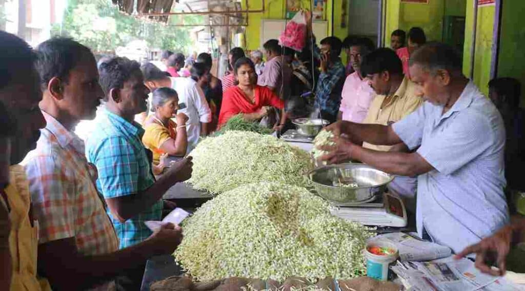 அடேங்கப்பா..!! முகர்ந்து பார்க்காமலேயே தலை சுத்துதே..!! ஒரு கிலோ மல்லிகை எத்தனை ஆயிரம் தெரியுமா..?