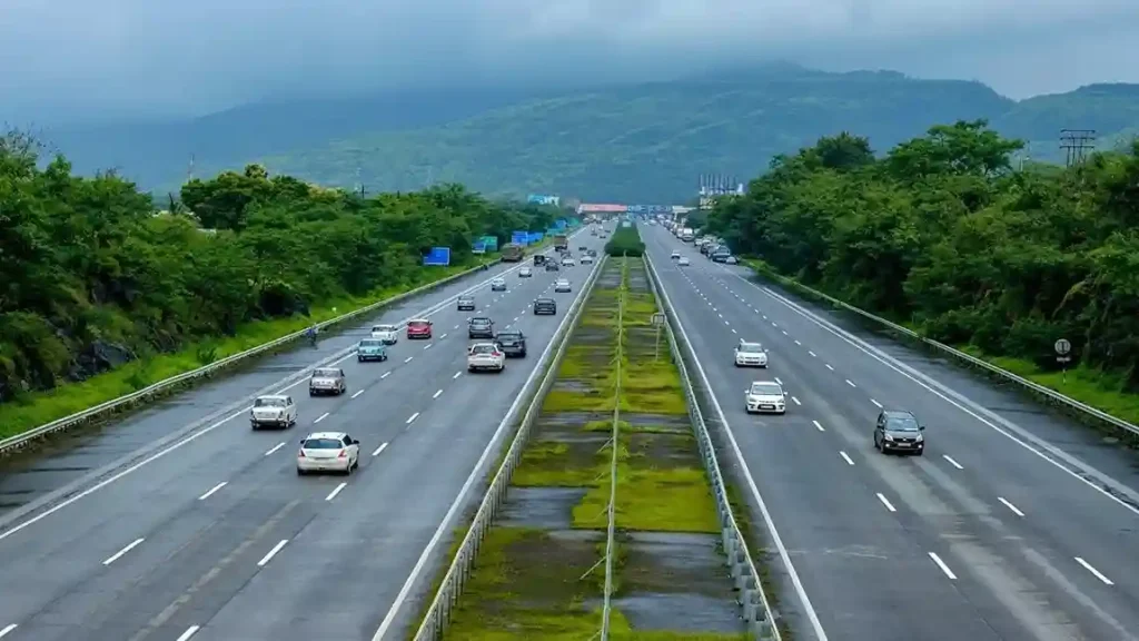 சாலையில் இருக்கும் விதவிதமான கோடுகளுக்கு என்ன அர்த்தம் தெரியுமா..? – கட்டாயம் தெரிஞ்சுக்கோங்க..