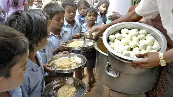 மாணவர்களுக்கு குட் நியூஸ்… இனி கையால் முட்டை உரிக்க வேண்டாம்..! அரசு அதிரடி முடிவு