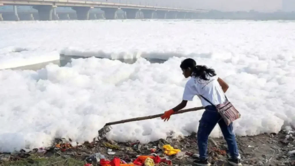 விஷமாக மாறிய யமுனை நதிநீர்!. இவ்வளவு ஆபத்தான இரசாயனங்கள் எங்கிருந்து வருகின்றன?. காரணம் என்ன?