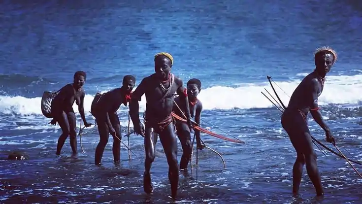 ஆபத்தான பழங்குடி மக்கள் வாழும் சென்டினல் தீவு.. சட்ட விரோதமாக சென்ற இளைஞன் கைது..!!