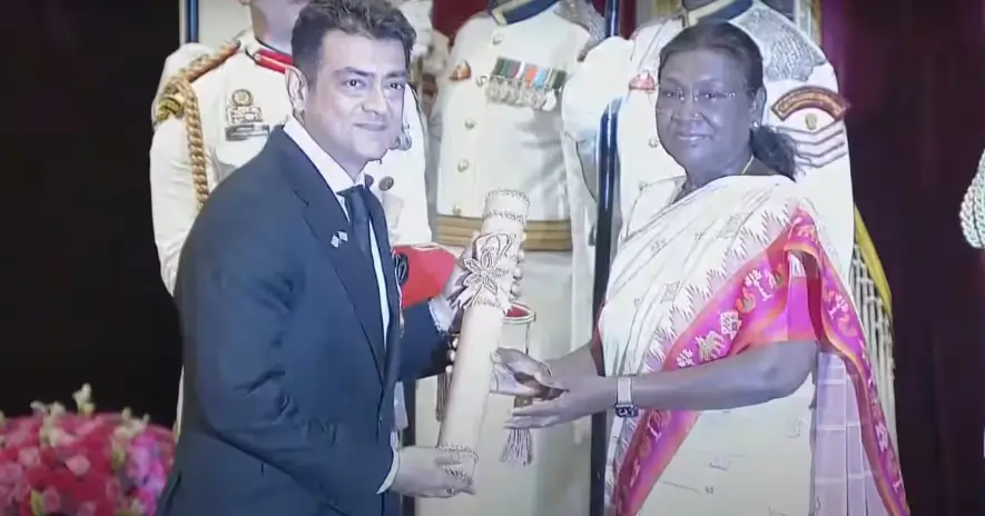 பத்ம பூஷன் விருதை பெற்றார் நடிகர் அஜித் குமார்.. நெகிழ்ச்சியில் கண்கலங்கிய ஷாலினி..!!