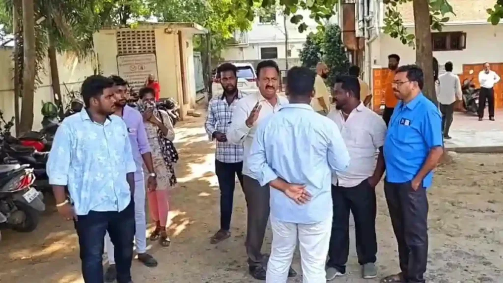 ‘உன் மேல ஆசையா இருக்கு’..!! ‘ஒரு டைம் தான்’..!! ‘நான் வெயிட் பண்றேன் வா’..!! பைக் திருட்டு வழக்கில் பெண்ணிடம் அத்துமீறிய காவலர்..!!