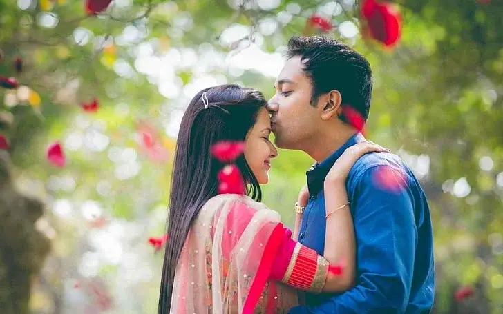 யாராவது உங்கள் நெற்றியில் முத்தம் கொடுத்திருக்கிறார்களா?. அதற்கு என்ன அர்த்தம் தெரியுமா?