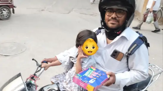 கைக்குழந்தையுடன் உணவு டெலிவரி செய்ய வந்த Swiggy ஊழியர்.. இணையத்தில் வைரலாகும் பதிவு..!!