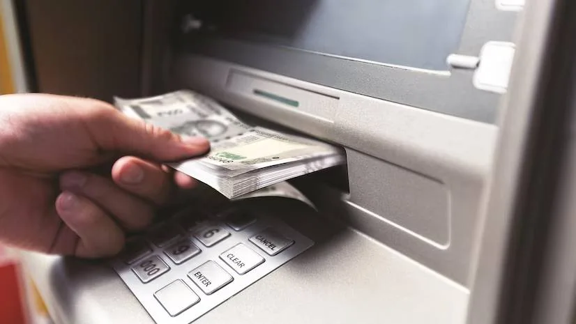 வங்கி வாடிக்கையாளர்களுக்கு ஷாக் நியூஸ்.. இனி ATM-ல் பணம் எடுத்தால் கூடுதல் கட்டணம்.. எவ்வளவு?