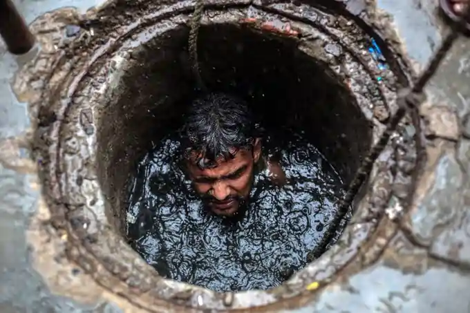 கழிவை அள்ளும் தங்க கைகள்.. பாதுகாப்பு உபகரணங்கள் வழங்கப்படாத அவலம்..!! கருணை காட்டுமா அரசு..?
