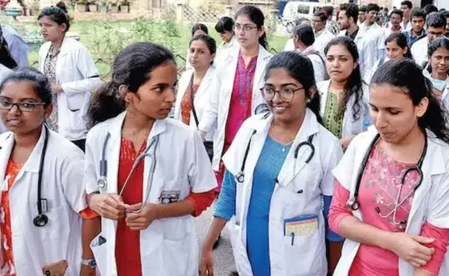 மாணவர்களே… MBBS படிப்புகளுக்கு விண்ணப்பிக்க இன்றே கடைசி நாள்…!