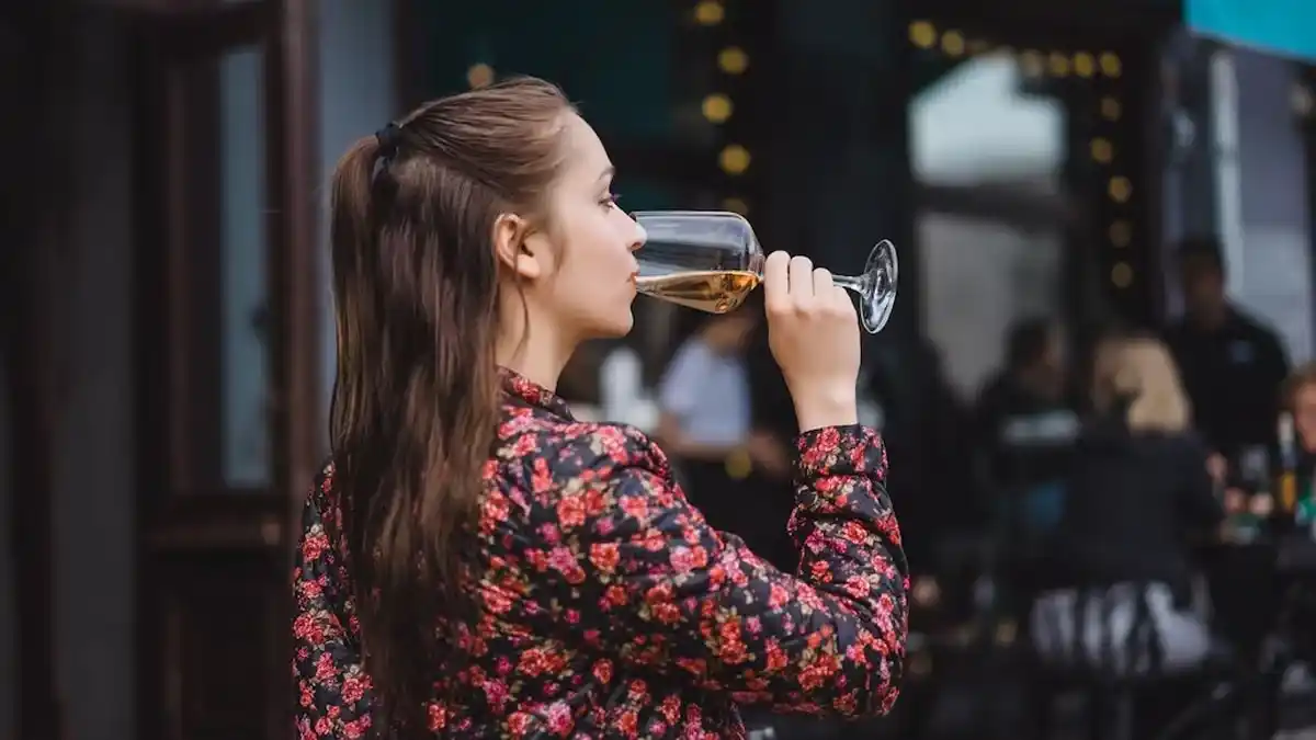 Women drink alcohol 11zon