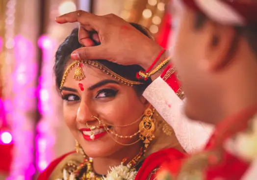 பாவம்யா அந்த பையன்..!! குங்குமம் வைக்கும் போது கை நடுங்கியதால்.. கல்யாணத்தை பாதியிலே நிறுத்திய மணப்பெண்..!!
