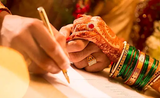 இனி திருமணத்தை பதிவுசெய்ய பத்திரப்பதிவு அலுவலகம் செல்ல தேவையில்லை..!! தமிழ்நாடு அரசின் செம அறிவிப்பு..