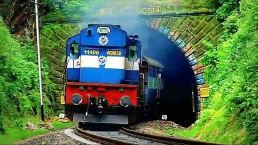 295 பெட்டிகள்.. இந்தியாவின் மிக நீளமான ரயில் ! இன்னும் இதில் பயணிகள் யாரும் பயணிக்கவில்லை..