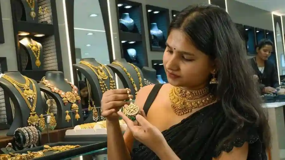 68524a7a77342 gold rate today profit booking also took the steam out of gold prices which some analysts predicte 1811171 16x9 1 10 நாட்களுக்கு பின் இன்று குறைந்த தங்கம் விலை.. ஆனாலும் ஏமாற்றத்தில் நகைப்பிரியர்கள்..!