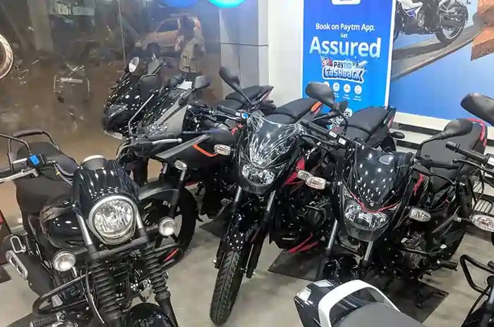 bike showroom இருசக்கர வாகனங்களின் விலை ரூ.10,000 உயரப்போகுது…! அரசின் புதிய விதியால் ஏற்படப்போகும் மாற்றம்…