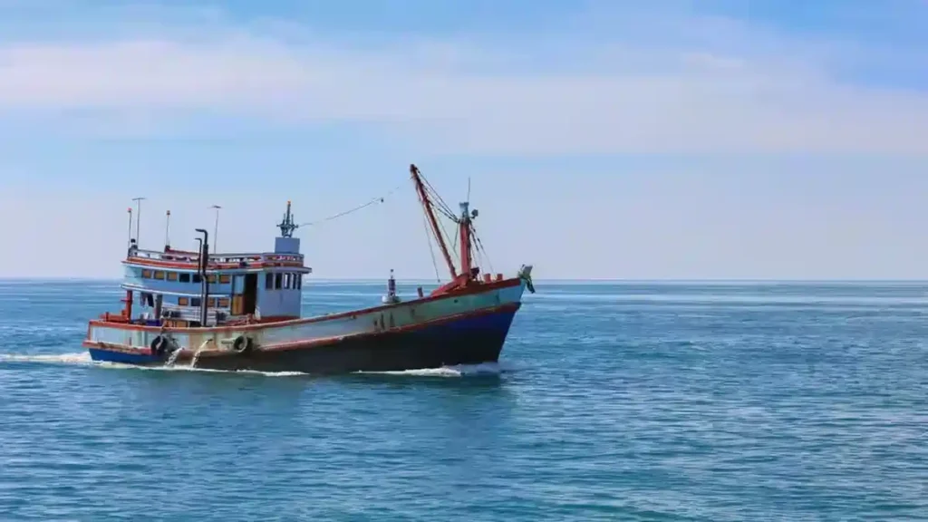 boat in maharashtra 1751872479 1 Cyclone Alert: மீனவர்கள் மறு உத்தரவு வரும் வரை வங்கக் கடலில் மீன் பிடிக்கச் செல்ல தடை…!!