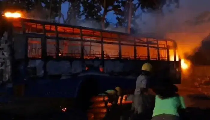 பரபரப்பு…! உளுந்தூர்பேட்டையில் தீ பிடித்து எறிந்த அரசு பேருந்து…!