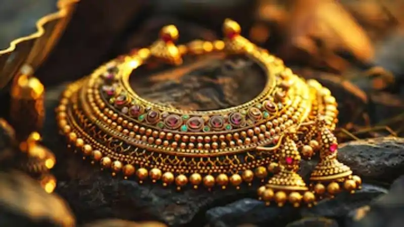 gold necklace from collection jewellery by person 1262466 1103 FLASH | உலக சந்தையில் என்ன நடக்கிறது..? மீண்டும் சரிந்த தங்கத்தின் விலை..!! சவரனுக்கு ரூ.6,400 குறைவு..!!