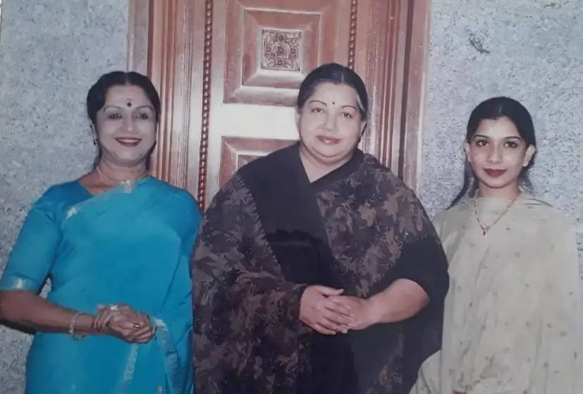 saroja devi jaya 2025 07 68c4ec75cc6ddd1bfa42b8c63ede32c4 “ அதை மட்டும் செய்திடாதீங்க..” சரோஜா தேவிக்கு ஜெயலலிதா சொன்ன அட்வைஸ்..