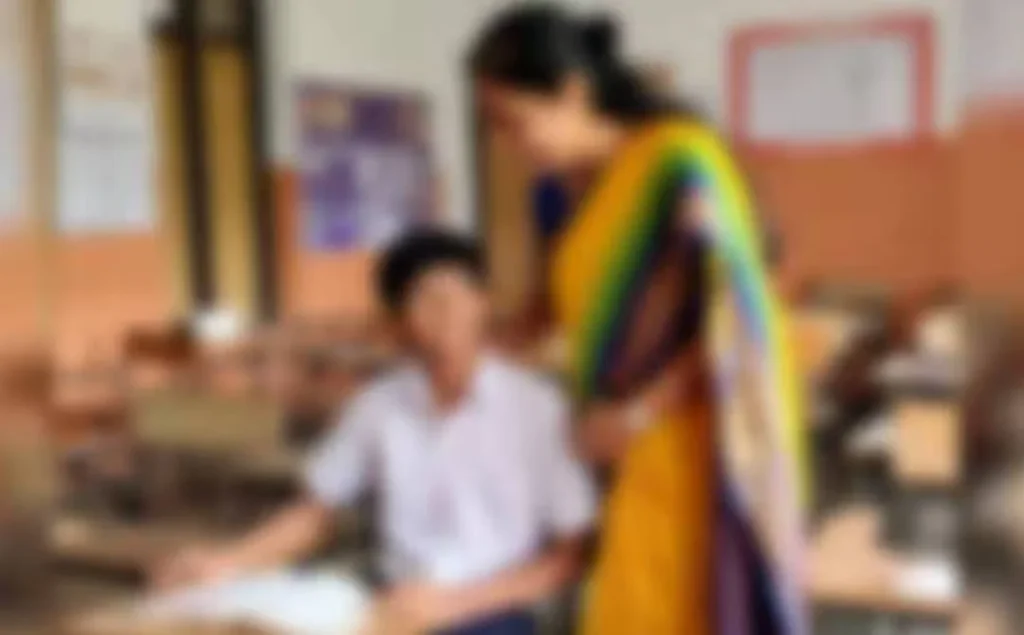 teacher and student “உன்ன ஒன்றரை வருஷம் ஜெயிலுக்கு அனுப்பிடுவேன்..!” மாணவனை மிரட்டிய ஆசிரியர்.. கடைசியில் விபரீதம்..! நடந்தது என்ன..?