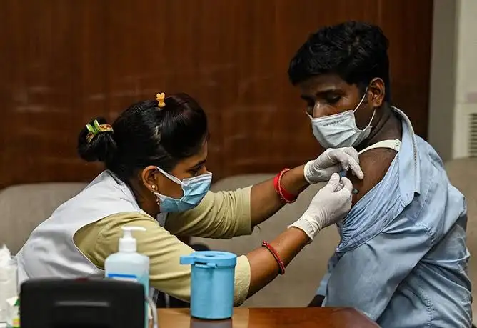 vaccine covid 2025 இளைஞர்கள் திடீர் மரணங்களுக்கு கொரோனா தடுப்பூசி காரணமா…? மருத்துவர் கூறிய தகவல்…!
