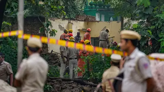 Humayuns Tomb dargah collapse 1 1 3 பெண்கள் உள்பட 5 பேர் பலி…! மேலும் 7 பேர் நிலை என்ன..? ஹுமாயூன் கல்லறை வளாக விபத்து..! 11 பேர் போராடி மீட்பு…!