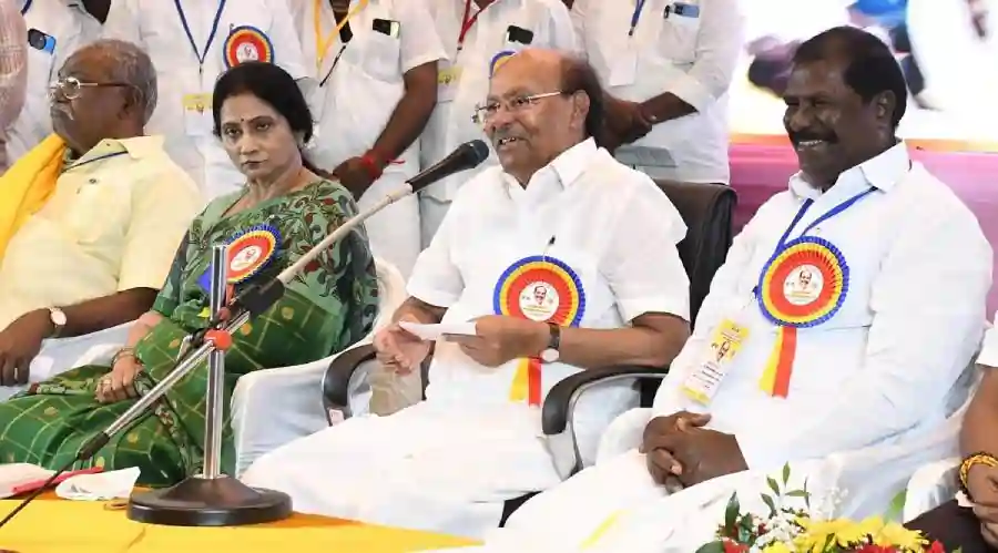 Ramadoss Daughter Sri gandhi பாமகவில் ராமதாஸ் மகளுக்கு புதிய பதவி? அன்புமணிக்கு மாற்றாக ஸ்ரீகாந்திக்கு முக்கியத்துவம்?