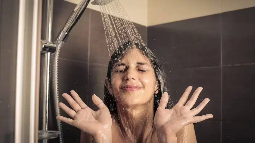 bathing சாப்பிட்ட உடனே குளிக்கக் கூடாது! ஏன் தெரியுமா? அறிவியல் காரணம் இதோ!