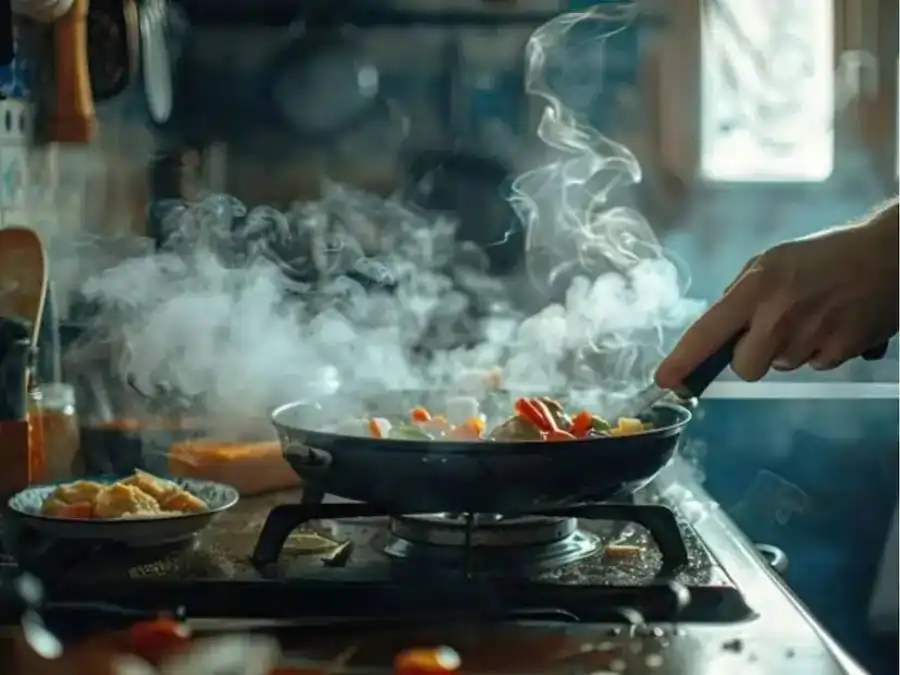 cooking kitchen சமையலில் இருந்து வரும் புகை ஆபத்தானதா? இந்த பிரச்சனைகள் வரலாம்! இல்லத்தரசிகளே, ஜாக்கிரதை!