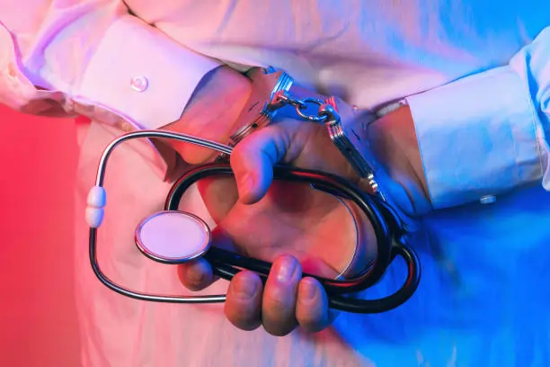 doctor arrest நீட் தேர்வில் எடுத்தது 30 மதிப்பெண்.. ஆனா 84%.. மோசடி செய்து மருத்துவ படிப்பில் சேர முயன்ற மாணவி..!! சிக்கியது எப்படி..?