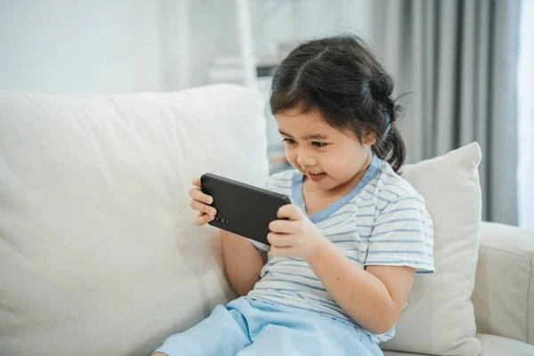 அதிகமாக போன் பயன்படுத்துவதால் இந்த உறுப்புகள் செயலிழக்கும் அபாயம்!. குழந்தைகளை எப்படி பாதுகாப்பது?