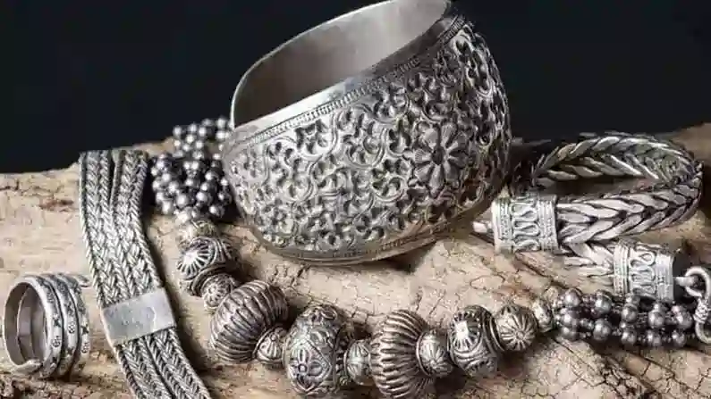 silver nn இந்த ராசிக்காரர்கள் வெள்ளி நகை அணியக்கூடாது; அப்படி அணிந்தால் என்ன நடக்கும் தெரியுமா?