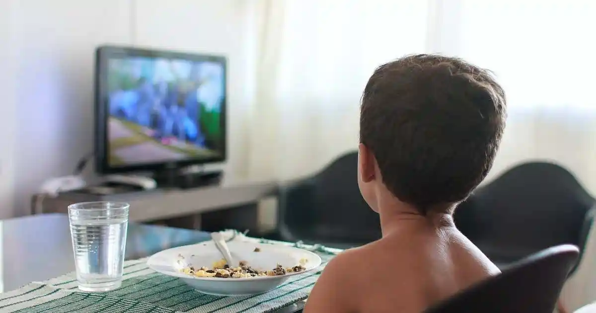 study watching tv during meals disrupts kids cognitive development study watching tv during meals disrupts kids cognitive development