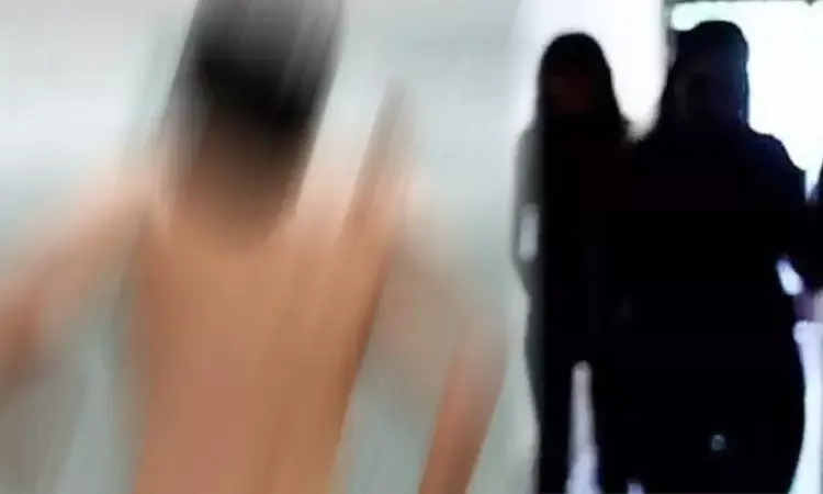 நள்ளிரவில் காலிங் பெல் சத்தம்.. ஜன்னல் வழியே எட்டிப்பார்த்த பெண்ணிற்கு காத்திருந்த அதிர்ச்சி..!! நினைத்தாலே பதறுதே..