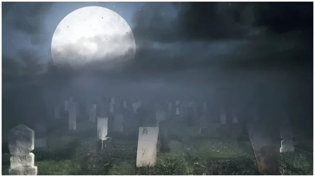 கல்லறையில் புதைக்கப்பட்ட பெண் சடலங்களை தோண்டி நிர்வாணமாக..!! சிசிடிவியில் தெரிந்த உருவம்..!! நள்ளிரவில் பீதியை கிளப்பிய சம்பவம்..!!