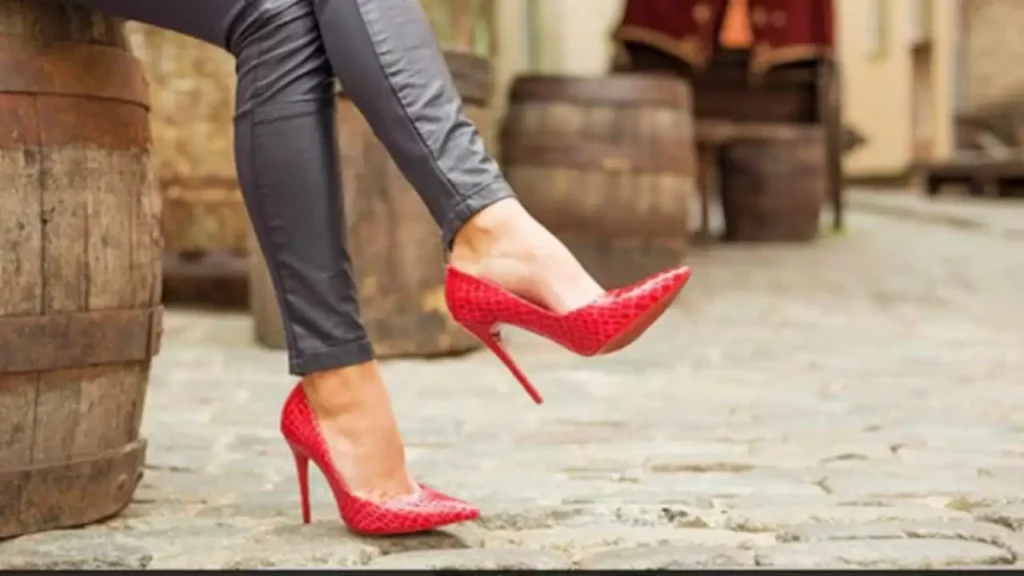 தினமும் ஹை ஹீல்ஸ் அணிகிறீர்களா?. முதுகெலும்பில் இந்த கடும் பாதிப்பை ஏற்படுத்தும்!. எவ்வாறு தடுப்பது?