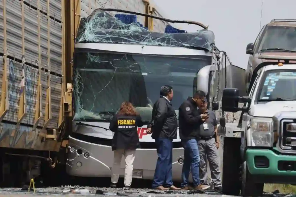 mexico double decker bus train accident பெரும் சோகம்!. டபுள் டக்கர் பேருந்து மீது ரயில் மோதி கோர விபத்து!. 10 பேர் பலி; 61 பேர் காயம்!. மெக்சிகோவில் பயங்கரம்!