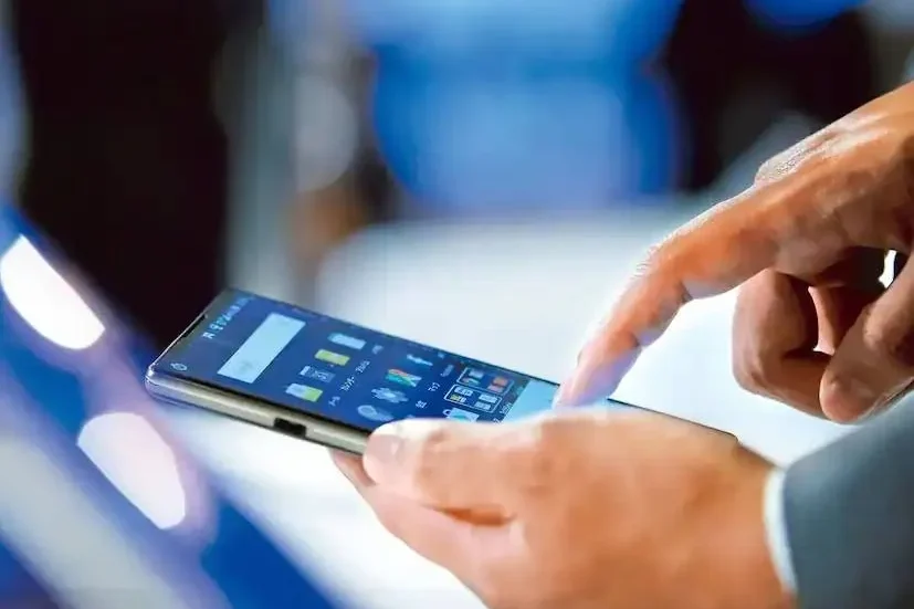 mobile phones e1761024674749 உங்கள் ஃபோன் ரொம்ப ஸ்லோவா வேலை செய்யுதா..? யூஸ் பண்ணவே பிடிக்கலையா..? அப்படினா உடனே இதை பண்ணுங்க..!!