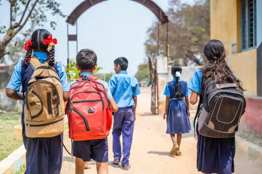 school student காலாண்டுத் தேர்வு விடுமுறை முடிந்து பள்ளிகள் இன்று திறப்பு…!
