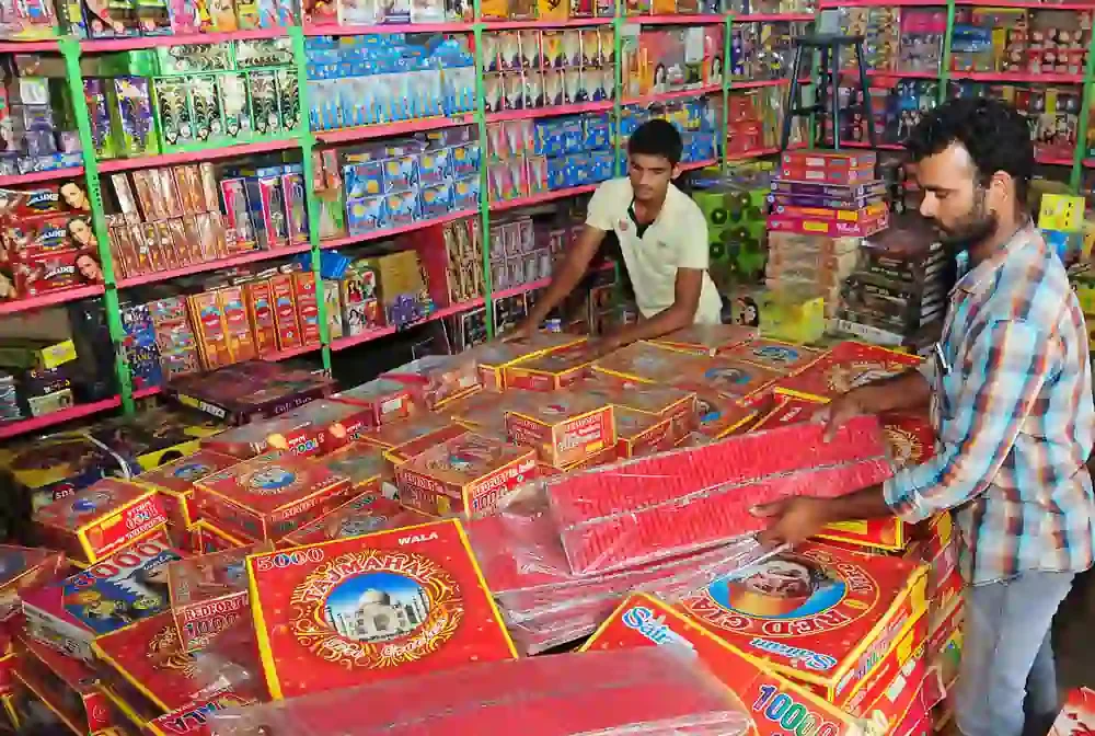 Diwali 2025 2 1 e1760423306138 குழந்தைகளை கவரும் புது ரகங்கள்..!! சிவகாசி வெடியை இனி குறைந்த விலையில் வாங்கலாம்..!! எங்கு தெரியுமா..? மிஸ் பண்ணிடாதீங்க..!!