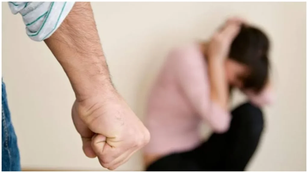 Fight 2025 ஒட்டுத் துணி இல்லாமல் இளம்பெண் முன் உலா வந்த பக்கத்து வீட்டு இளைஞன்..!!  வீடு புகுந்து பிறப்புறுப்பில் கொடூர தாக்குதல்..!!