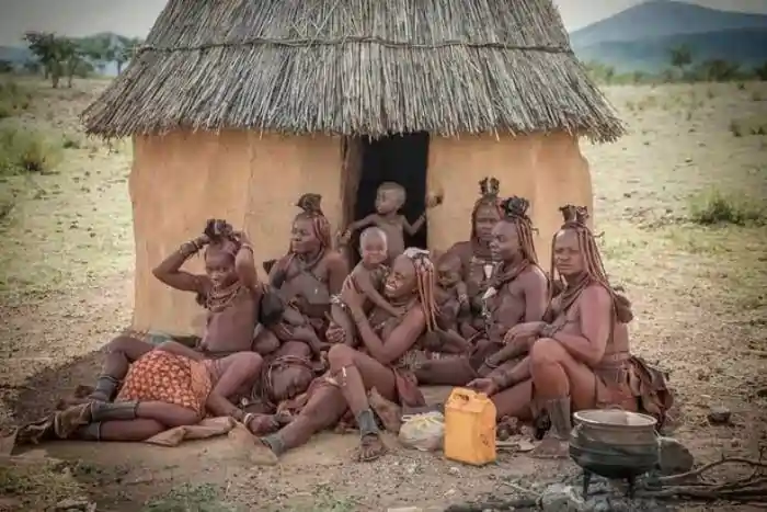 Himba women and children in their village 1 விருந்தினர்களுடன் மனைவி உடலுறவு கொள்ள வேண்டும்.. கணவரின் சம்மதத்துடன்! விசித்திரமான பழக்கங்களை பின்பற்றும் கிராமம்!
